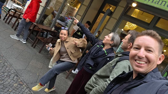 When the guide is guiding 🫶
But she also feels like part of the friend group afterwards.

Many of our guests write in their 5-star reviews that being on a tour with us made them feel like hanging out with a friend. And that's just the way we like it.

Because we don't just want to give you all the historical facts and yummy tasting food.. We also want you to feel like a local, knowing where to hang out, eat and shop after the tour is over. Because isn't that just the nicest way to be in a new city? 😎

Join us on our Food Tours in Berlin, Munich & Salzburg to get a real taste and feel for this fantastic cities!

Find the link in our bio to book your tour or send us a DM with your questions.

Cheers! 🤙

#foodtourberlin #foodtourmunich #forkandwalk #forkandwalktours #munichcity #traveleurope #historytour #tasteberlin #berlinfoodie #berlintips #munichtips #salzburgtour